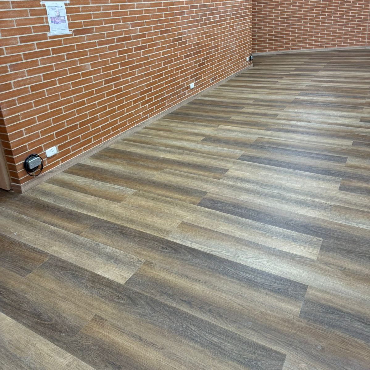 PISOS LAMINADOS EN SPC Y PVC PARA INTERIOR