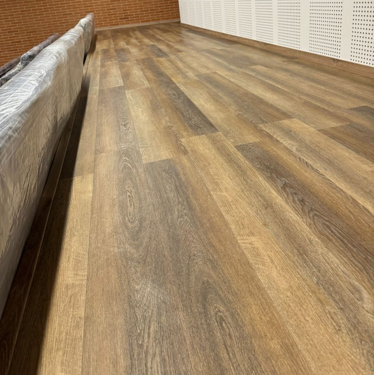 PISOS LAMINADOS EN SPC Y PVC PARA INTERIOR