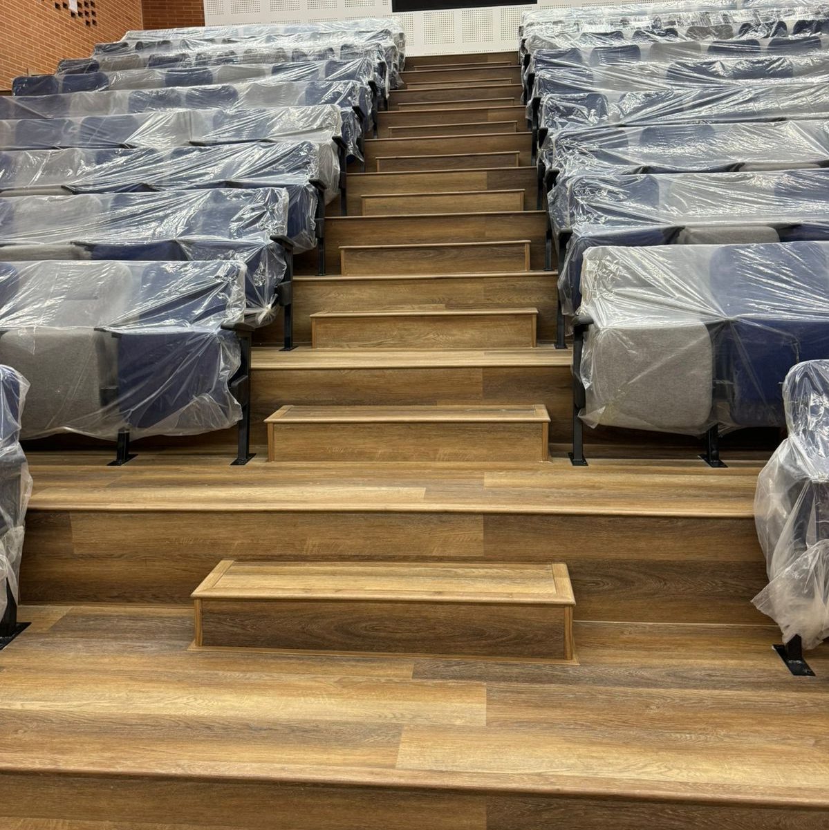 PISOS LAMINADOS EN SPC Y PVC PARA INTERIOR